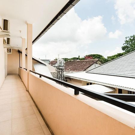 Oyo Life 3398 Griya Rm 19 Syariah Hotel Surabaya Exterior photo