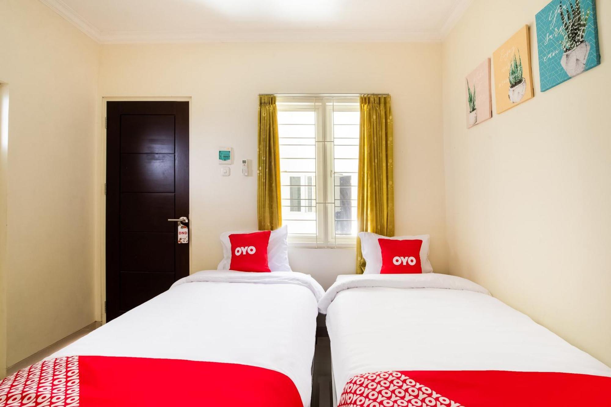 Oyo Life 3398 Griya Rm 19 Syariah Hotel Surabaya Exterior photo