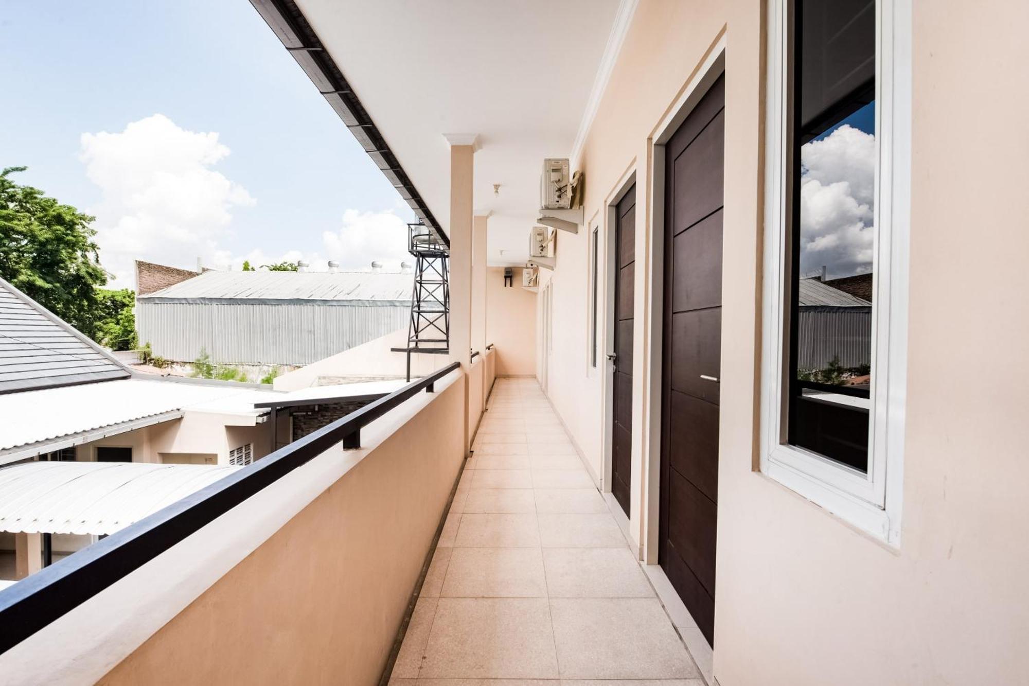 Oyo Life 3398 Griya Rm 19 Syariah Hotel Surabaya Exterior photo