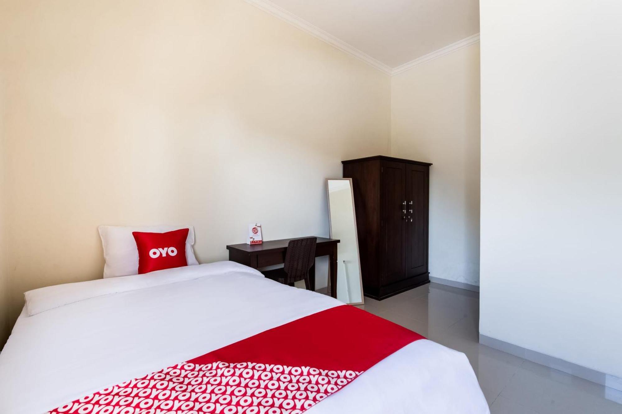 Oyo Life 3398 Griya Rm 19 Syariah Hotel Surabaya Exterior photo