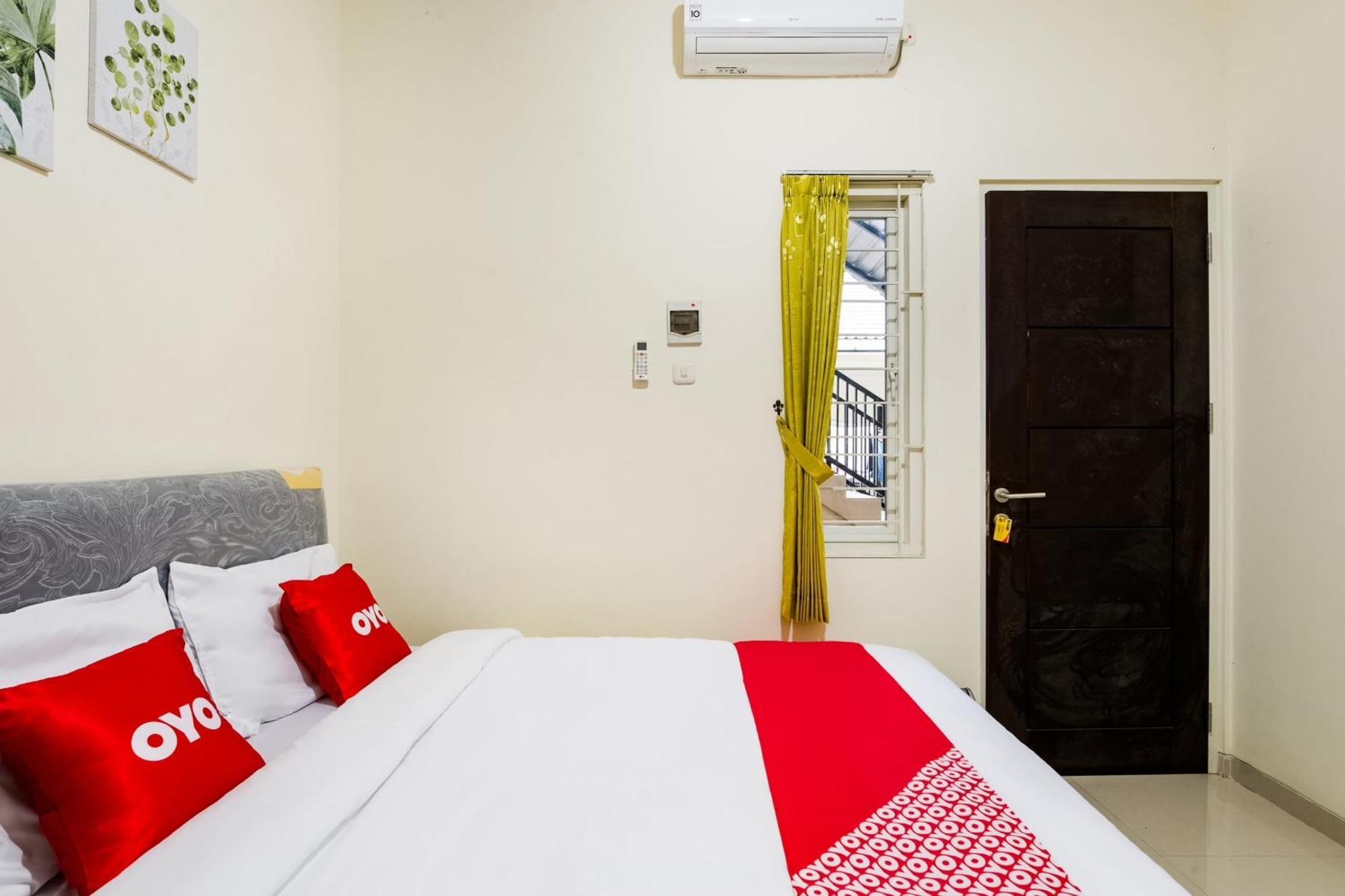 Oyo Life 3398 Griya Rm 19 Syariah Hotel Surabaya Exterior photo