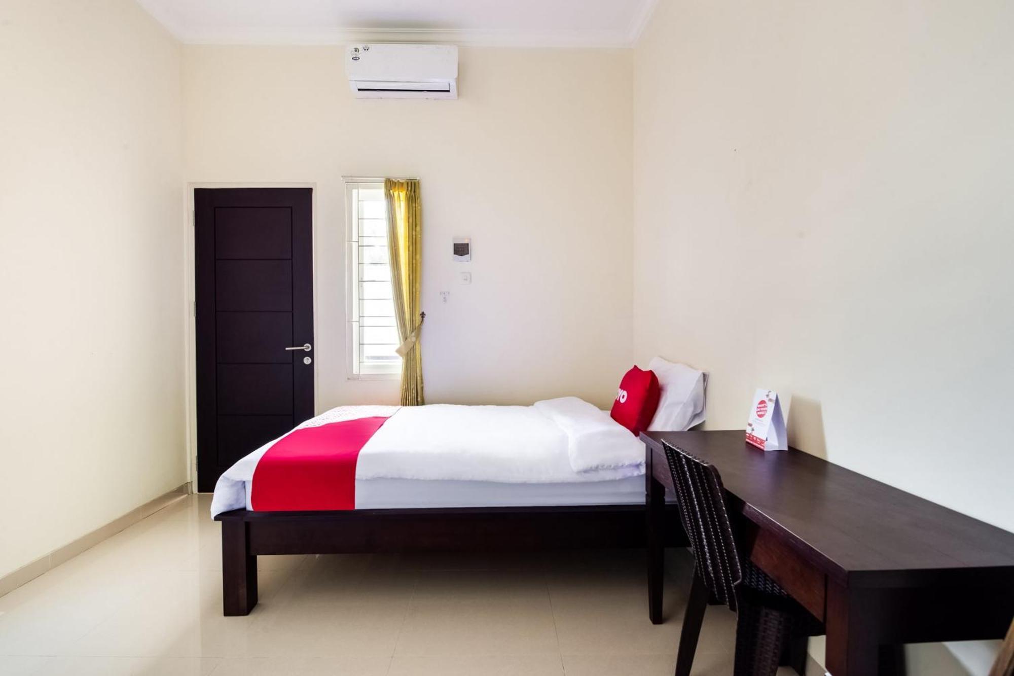 Oyo Life 3398 Griya Rm 19 Syariah Hotel Surabaya Exterior photo
