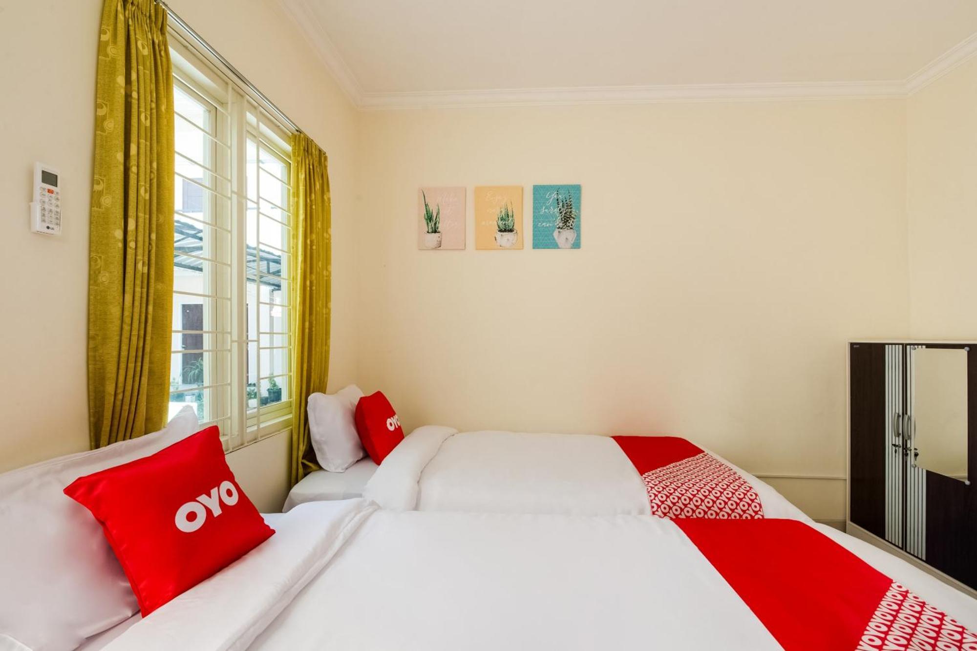 Oyo Life 3398 Griya Rm 19 Syariah Hotel Surabaya Exterior photo