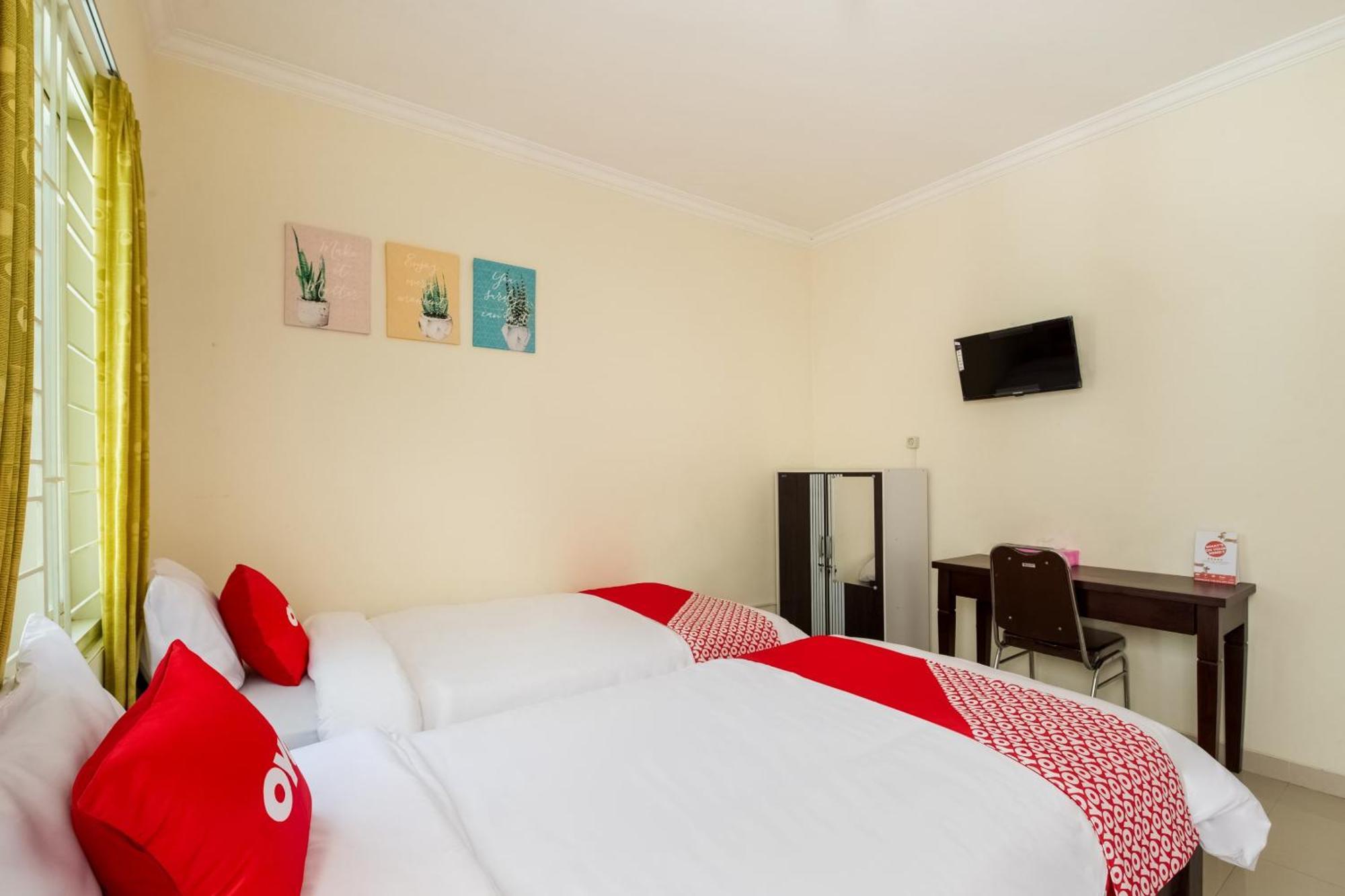 Oyo Life 3398 Griya Rm 19 Syariah Hotel Surabaya Exterior photo