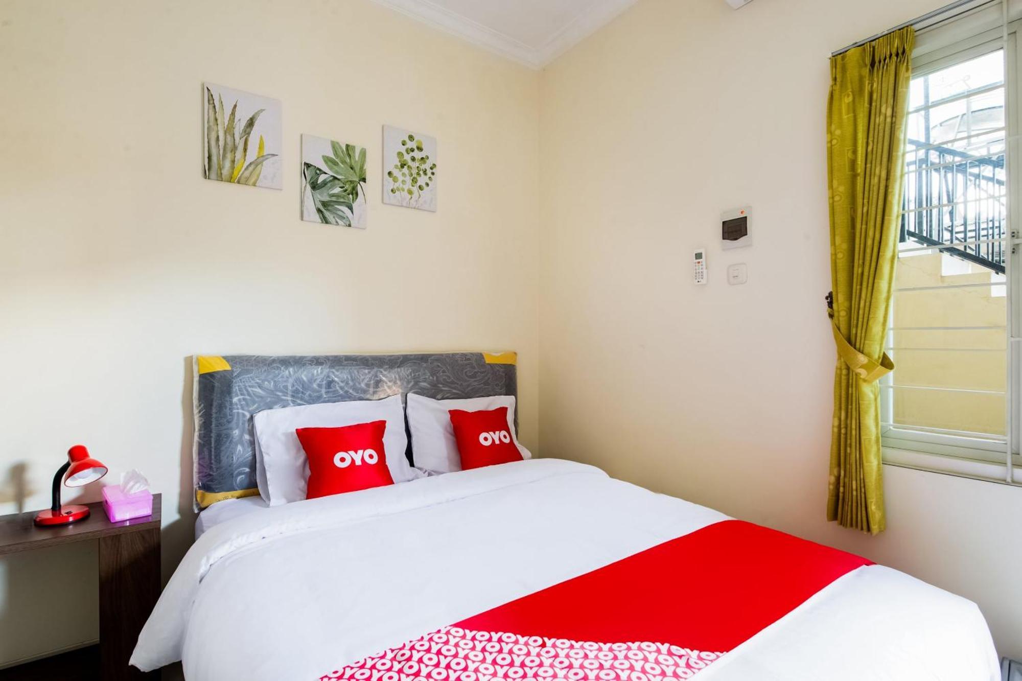 Oyo Life 3398 Griya Rm 19 Syariah Hotel Surabaya Exterior photo
