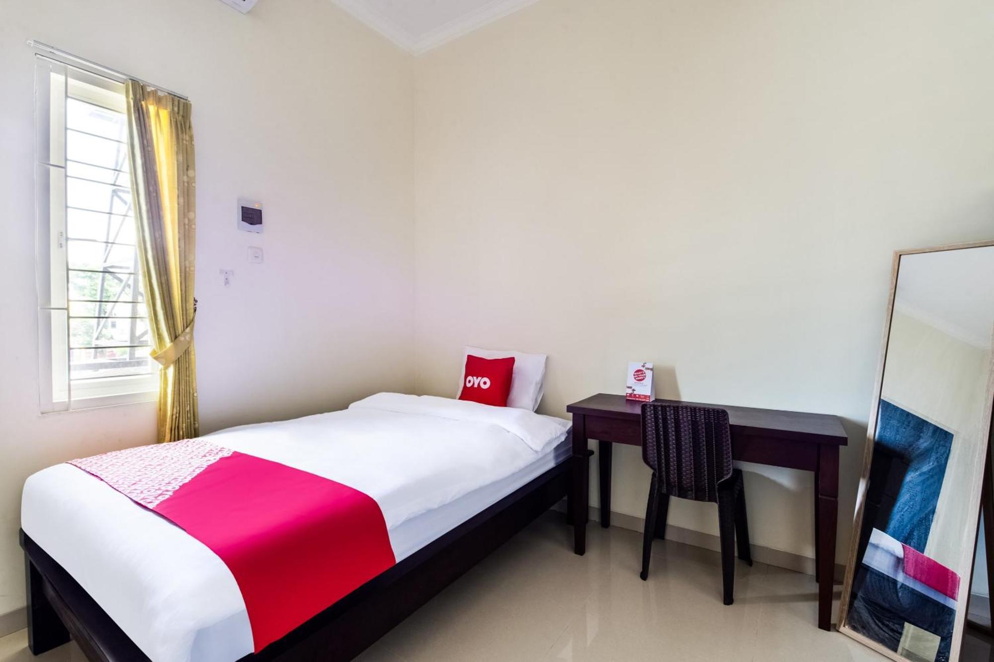Oyo Life 3398 Griya Rm 19 Syariah Hotel Surabaya Exterior photo