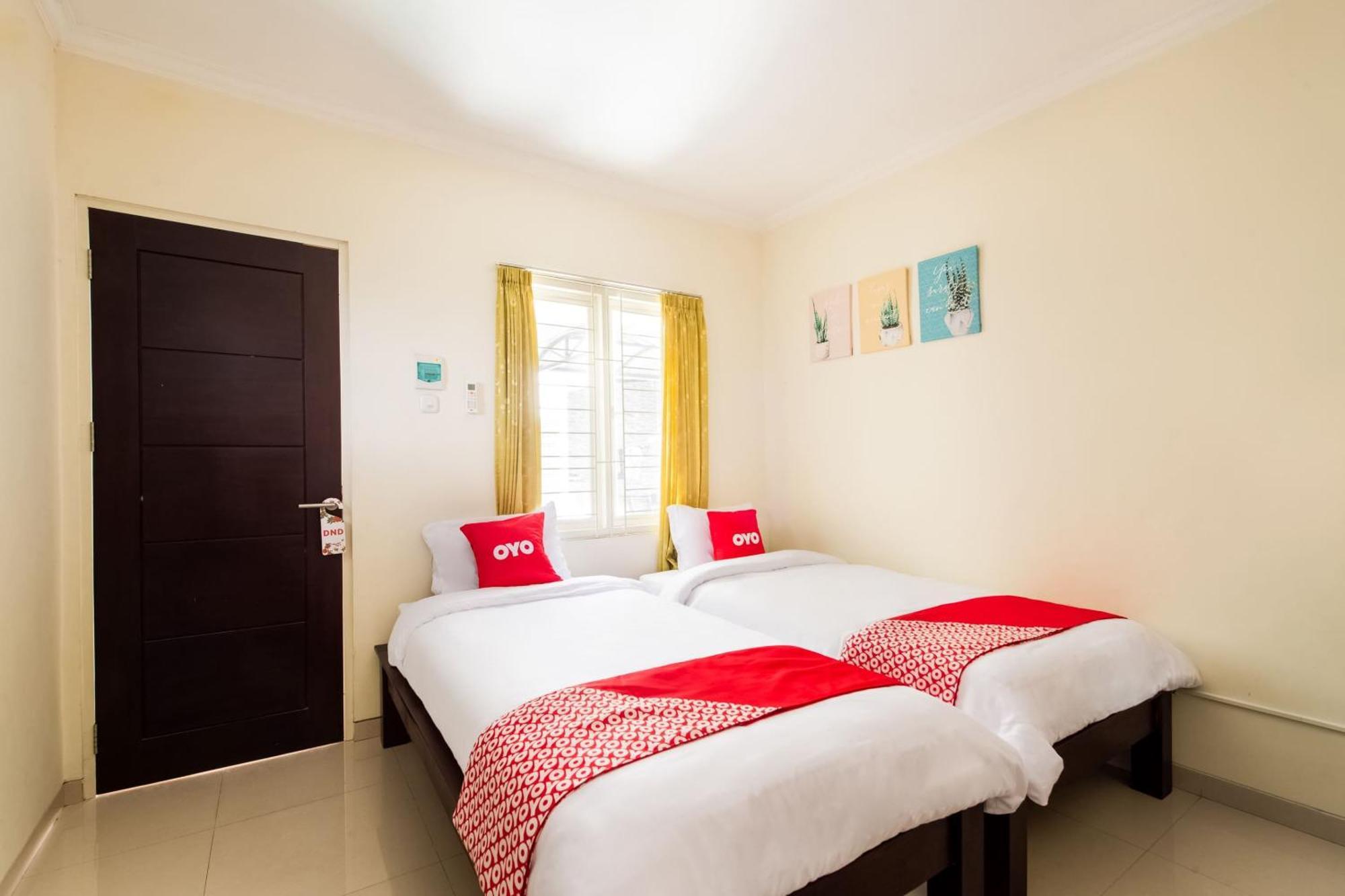 Oyo Life 3398 Griya Rm 19 Syariah Hotel Surabaya Exterior photo
