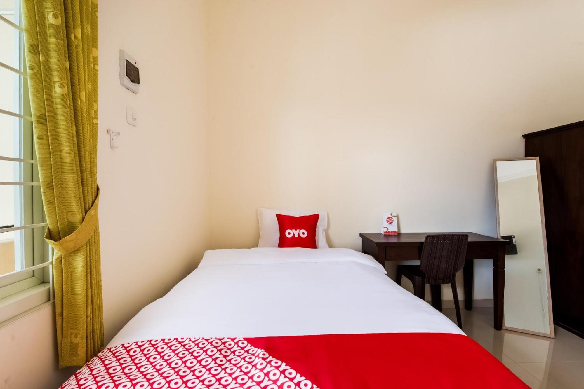 Oyo Life 3398 Griya Rm 19 Syariah Hotel Surabaya Exterior photo