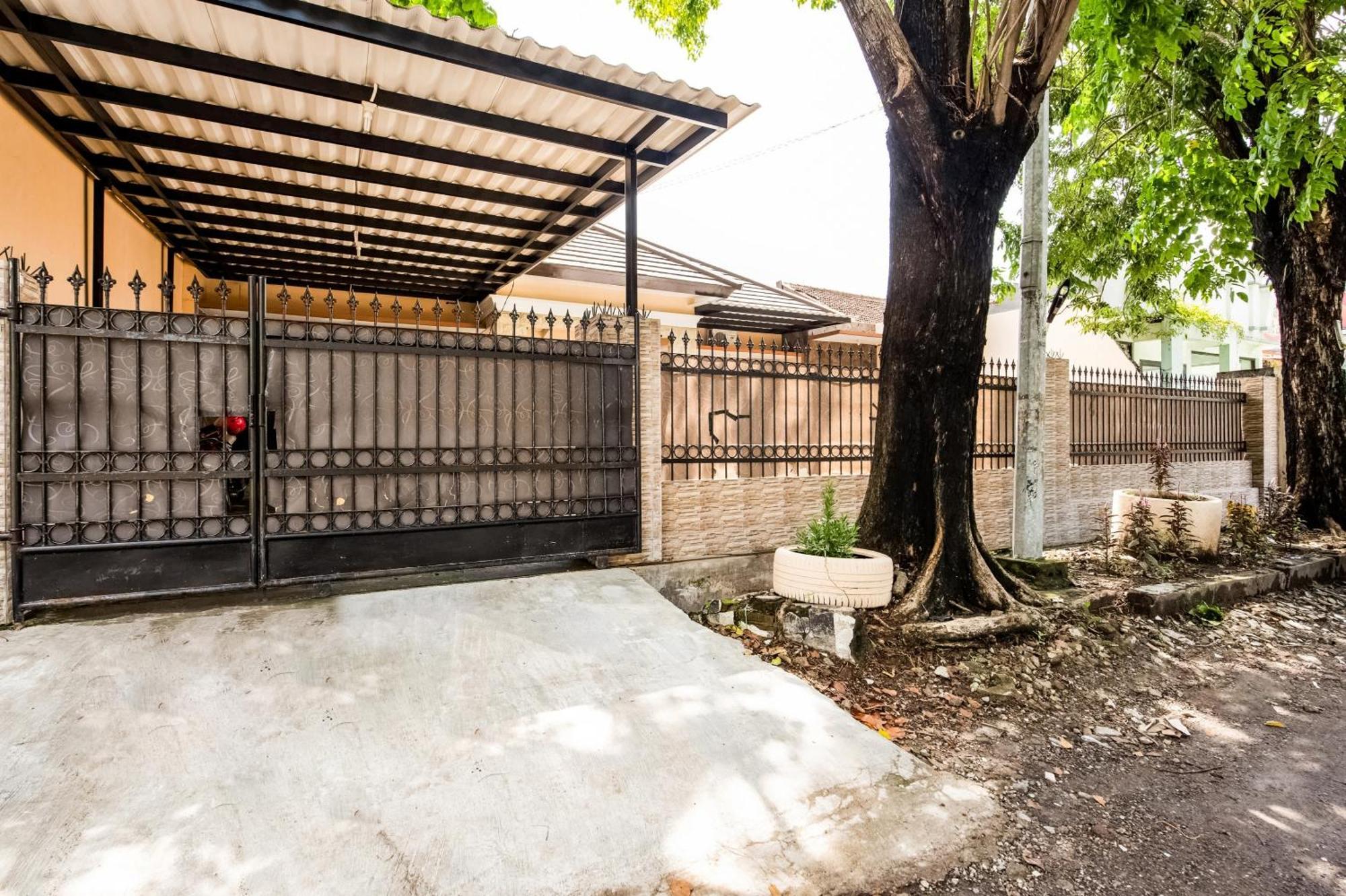 Oyo Life 3398 Griya Rm 19 Syariah Hotel Surabaya Exterior photo